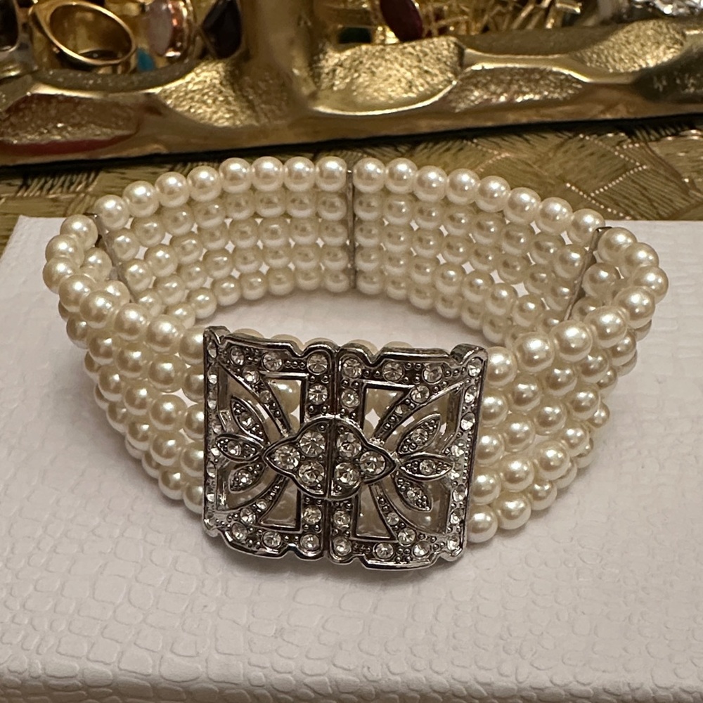 Elegant Pearl Bracelet with Silver Accents